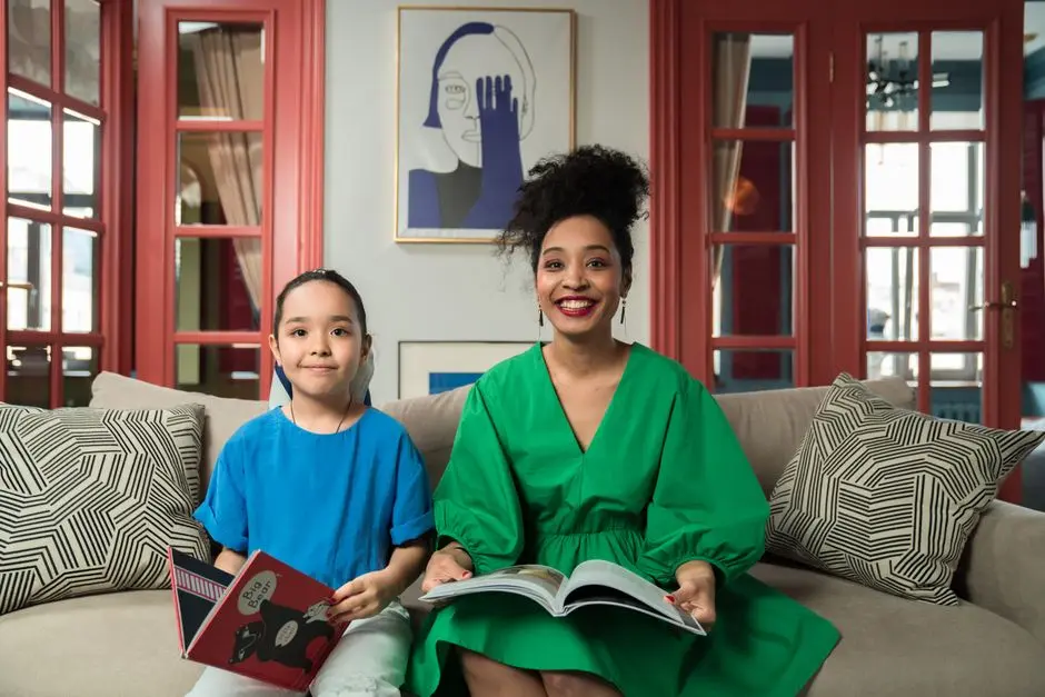 Ibu dan anak membaca buku bersama di sore hari